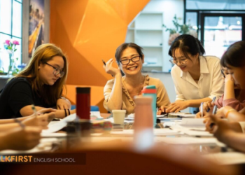 dạy tiếng anh cho người lớn tuổi cần lưu ý gì? Xem ngay!