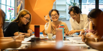 dạy tiếng anh cho người lớn tuổi cần lưu ý gì? Xem ngay!