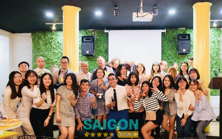 Trung tâm nào dạy tiếng Anh cho người lớn tuổi ở đâu tốt? Đánh giá chi tiết!