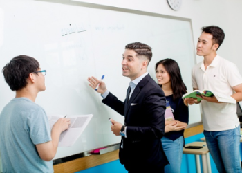 Học tiếng Anh cho người lớn tuổi: Bí kíp đơn giản dễ học