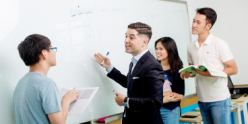 Học tiếng Anh cho người lớn tuổi: Bí kíp đơn giản dễ học