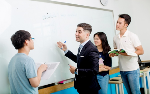 Học tiếng Anh cho người lớn tuổi: Bí kíp đơn giản dễ học