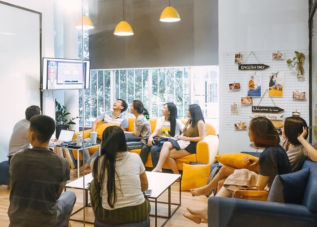 Tìm lớp học tiếng Anh cho người lớn ở đâu? Những nơi này đang tuyển sinh đấy!