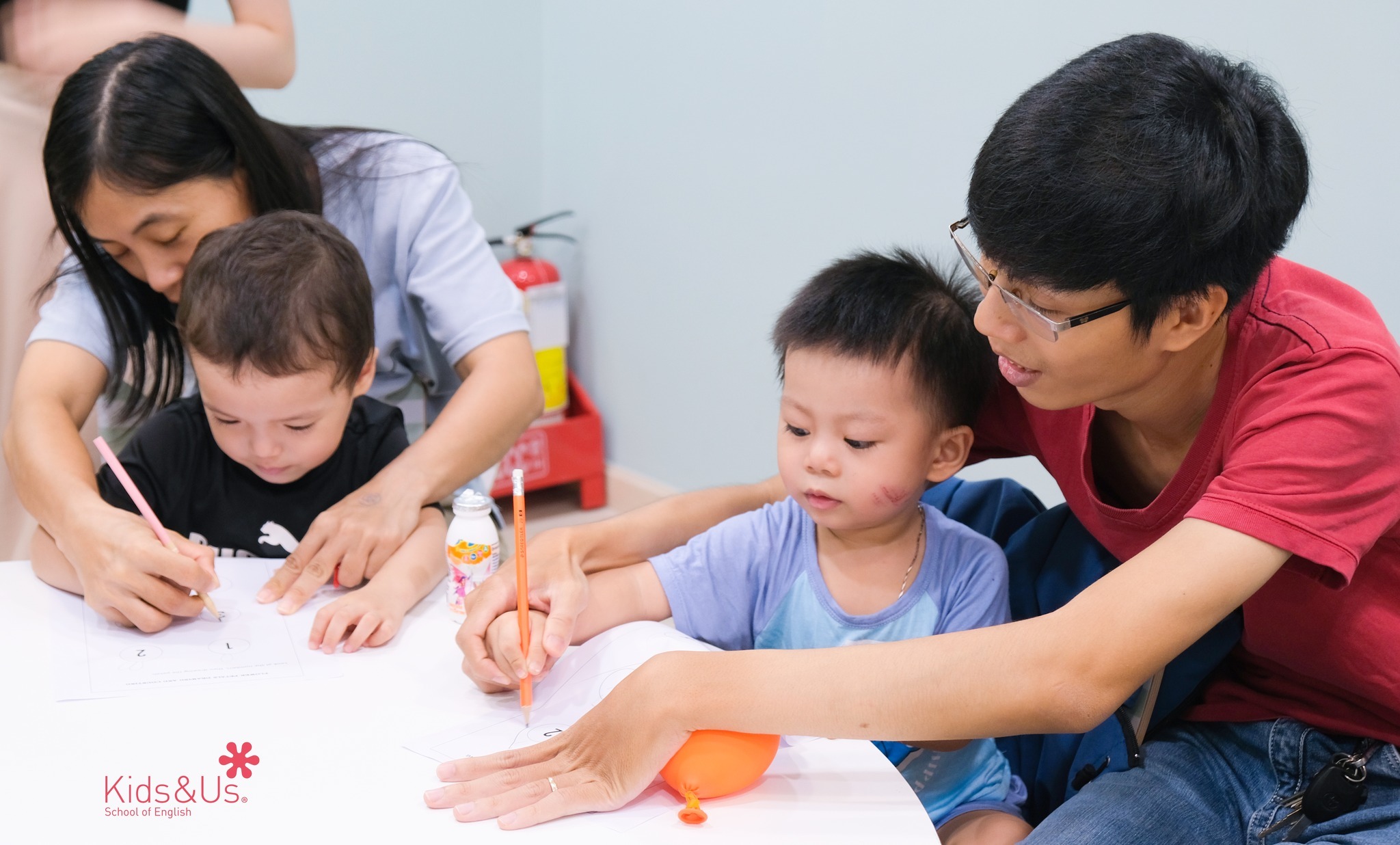 Bố mẹ nên dạy trẻ em học tiếng Anh ra sao? Áp dụng ngay phương pháp này!