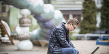 Học tiếng Anh cho người cao tuổi: Sách tiếng Anh vỡ lòng nào tốt nhất hiện nay?