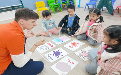 Bé mấy tuổi thì dùng được máy học tiếng Anh? Lợi ích và lưu ý khi sử dụng.