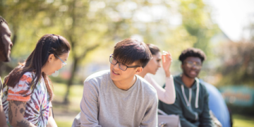 Hoạt động trong lớp tiếng Anh người lớn: Bí kíp học hiệu quả và vui nhộn!