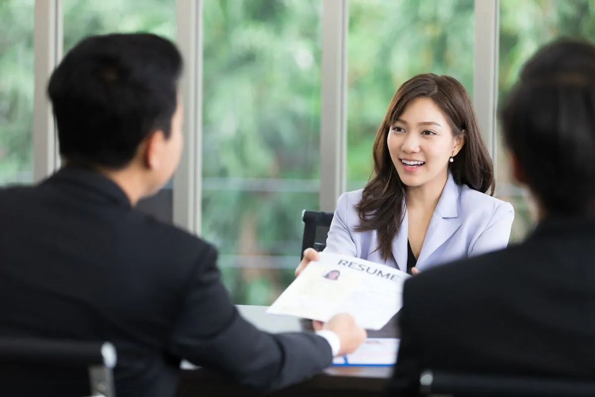 Phỏng vấn bằng tiếng Anh giới thiệu bản thân: Bí kíp gây ấn tượng với nhà tuyển dụng!