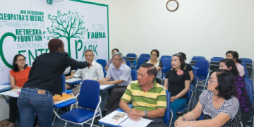 Học kết hợp tiếng Anh: Lợi ích bất ngờ cho người bận rộn!