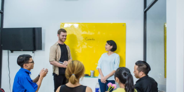 Người lớn tuổi học tiếng Anh giao tiếp có khó không? Kinh nghiệm thực tế từ người học