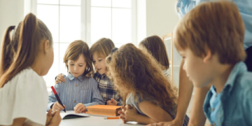 Người lớn tuổi học tiếng Anh hiệu quả: Chia sẻ kinh nghiệm thực tế từ người học!