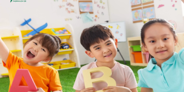 So sánh cách trẻ em học tiếng Anh và người lớn (Phương pháp nào tốt cho bé?)