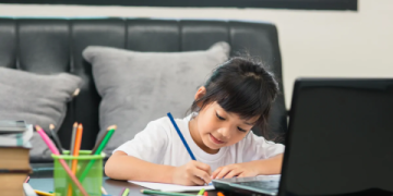 Bé tập viết: Các bài luận tiếng Anh đơn giản cho trẻ em