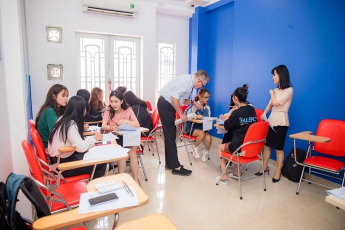 Lớp học tiếng Anh cho người lớn tuổi Hà Nội (Kinh nghiệm chọn lớp phù hợp)