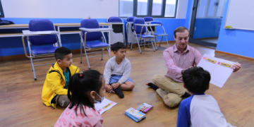 Dạy tiếng Anh cho trẻ em tại nhà thế nào (Hướng dẫn từng bước)