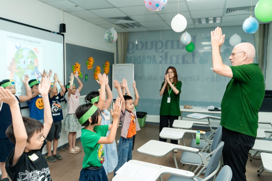 Language Link tiếng Anh cho người lớn: Phương pháp học tương tác, tiến bộ nhanh chóng.