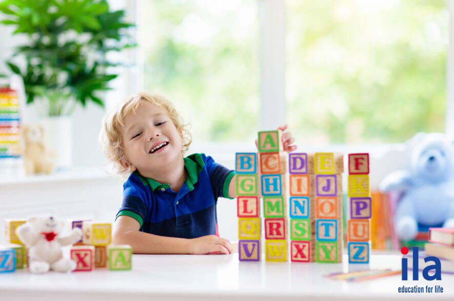 Con bạn có nên học chương trình học tiếng anh trẻ em? (Lợi ích và độ tuổi phù hợp)