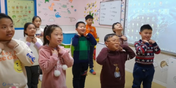 Học tiếng Anh trẻ em ở đâu? (So sánh các khóa học tiếng Anh cho trẻ em)