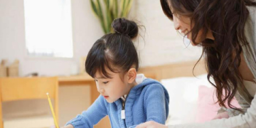 Luyện nghe tiếng Anh cho bé hiệu quả: Hướng dẫn chi tiết cho ba mẹ tại nhà!