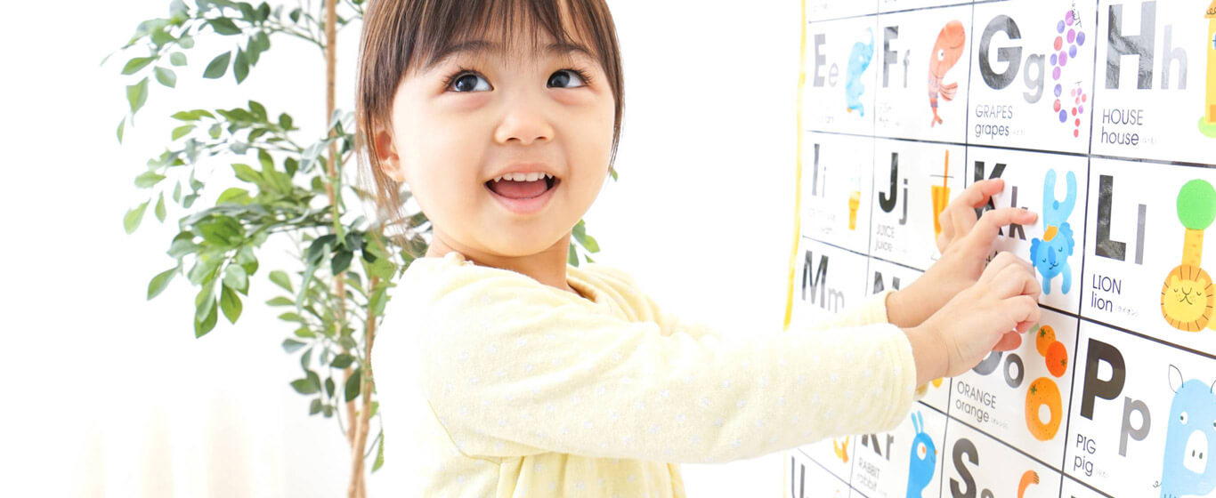 Có nên dạy bé học tiếng Anh từ sớm không? (3 lợi ích tuyệt vời cho sự phát triển của con)