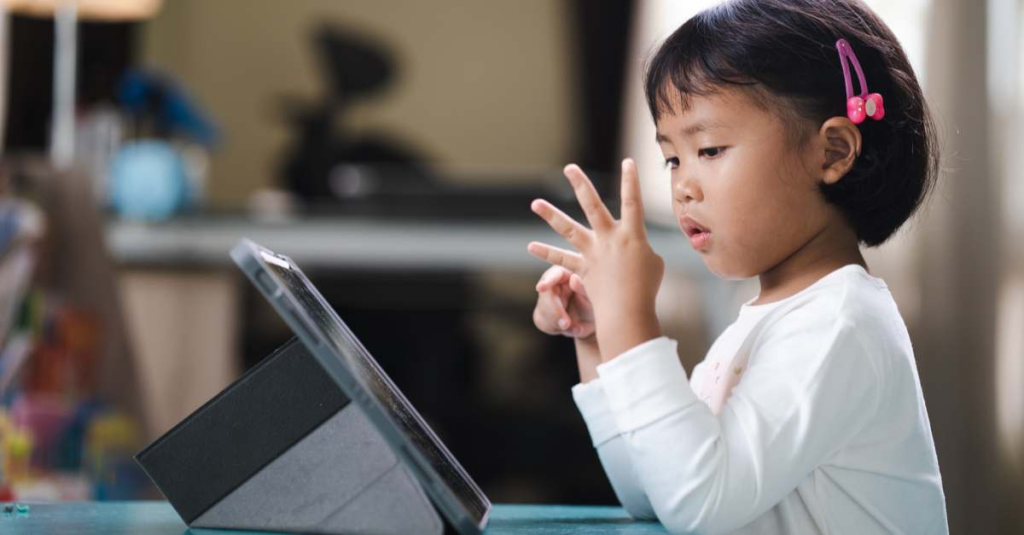 Lợi ích khi cho bé tham gia câu lạc bộ tiếng Anh trẻ em? (Con tự tin giao tiếp, vui học tiếng Anh)