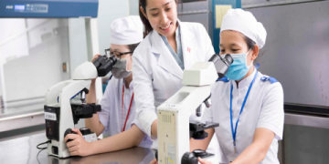 Kỹ thuật viên xét nghiệm tiếng Anh là gì? Bí kíp cho người học tiếng Anh chuyên ngành y.