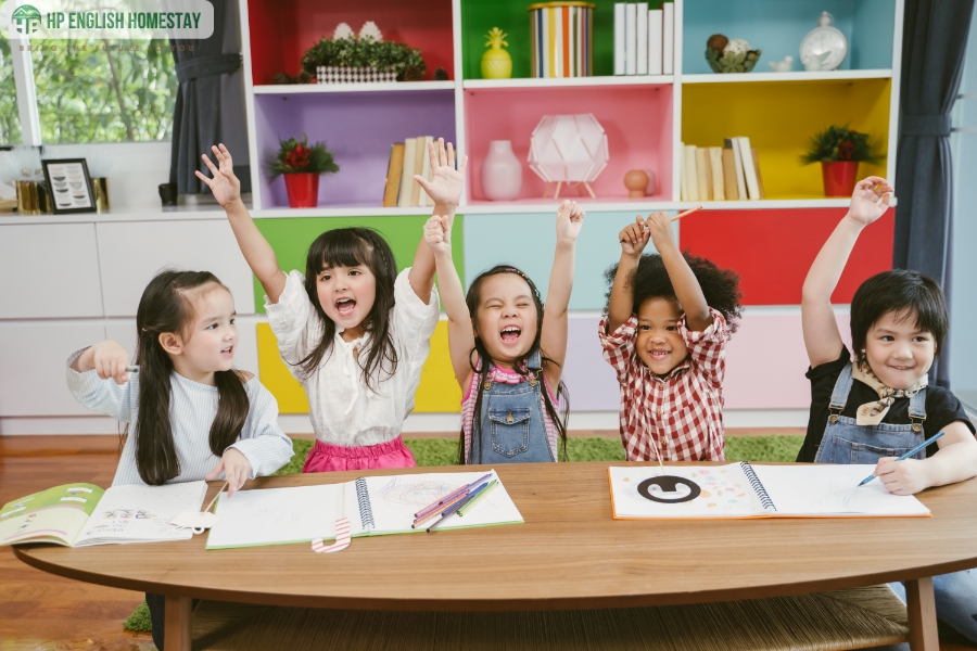 Cách dạy tiếng anh giao tiếp cho trẻ em tiến bộ nhanh? Cha mẹ nào cũng làm được.