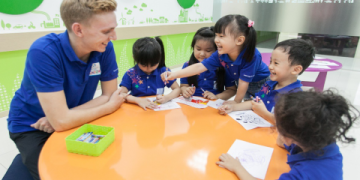 Lớp học tiếng Anh trẻ em giúp bé những gì? (Những lợi ích vàng không thể bỏ qua cho con)