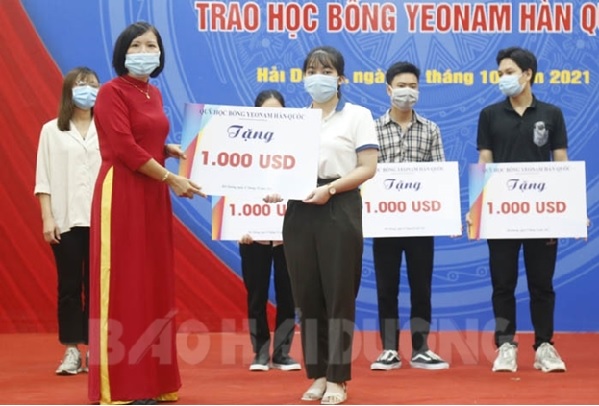 Học sinh nghèo vượt khó dịch tiếng Anh ra sao? Mẹo hay!