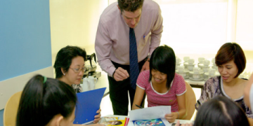 Học phí trung tâm tiếng Anh cho trẻ em có cao lắm không? Mách mẹ cách chọn nơi học rẻ.