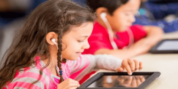 Có nên cho bé xem kênh youtube tiếng anh cho trẻ em? Lợi ích không ngờ tới.