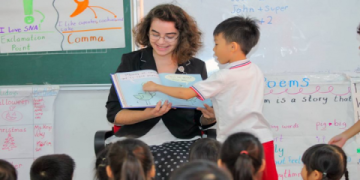 Vì sao nên chọn học tiếng Anh với người nước ngoài cho trẻ em? Khám phá lý do ngay.