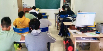 Học sinh nghèo vượt khó dịch tiếng Anh ra sao? Mẹo hay!