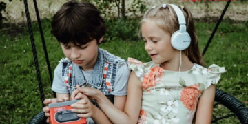 Dạy tiếng Anh cho trẻ em qua bài hát sao cho hiệu quả? Thử ngay cách này.