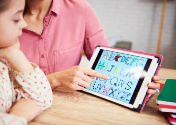 Sách điện tử học tiếng anh cho trẻ em có hiệu quả không? Lợi ích vượt trội bố mẹ nên biết!