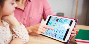 Sách điện tử học tiếng anh cho trẻ em có hiệu quả không? Lợi ích vượt trội bố mẹ nên biết!