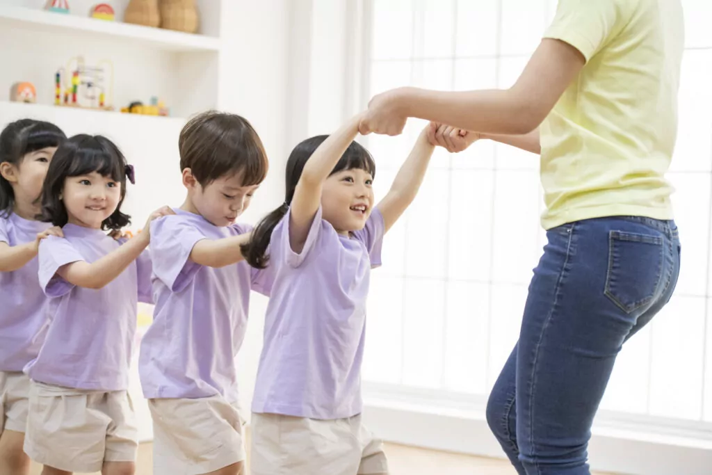 Dạy tiếng anh chào hỏi cho trẻ em dễ nhớ (Kèm hoạt động vui chơi thực hành)