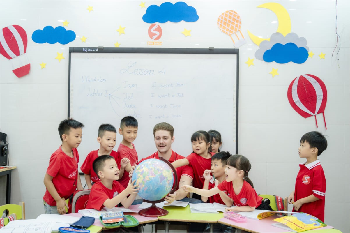 Lớp học tiếng Anh trẻ em giúp bé những gì? (Những lợi ích vàng không thể bỏ qua cho con)